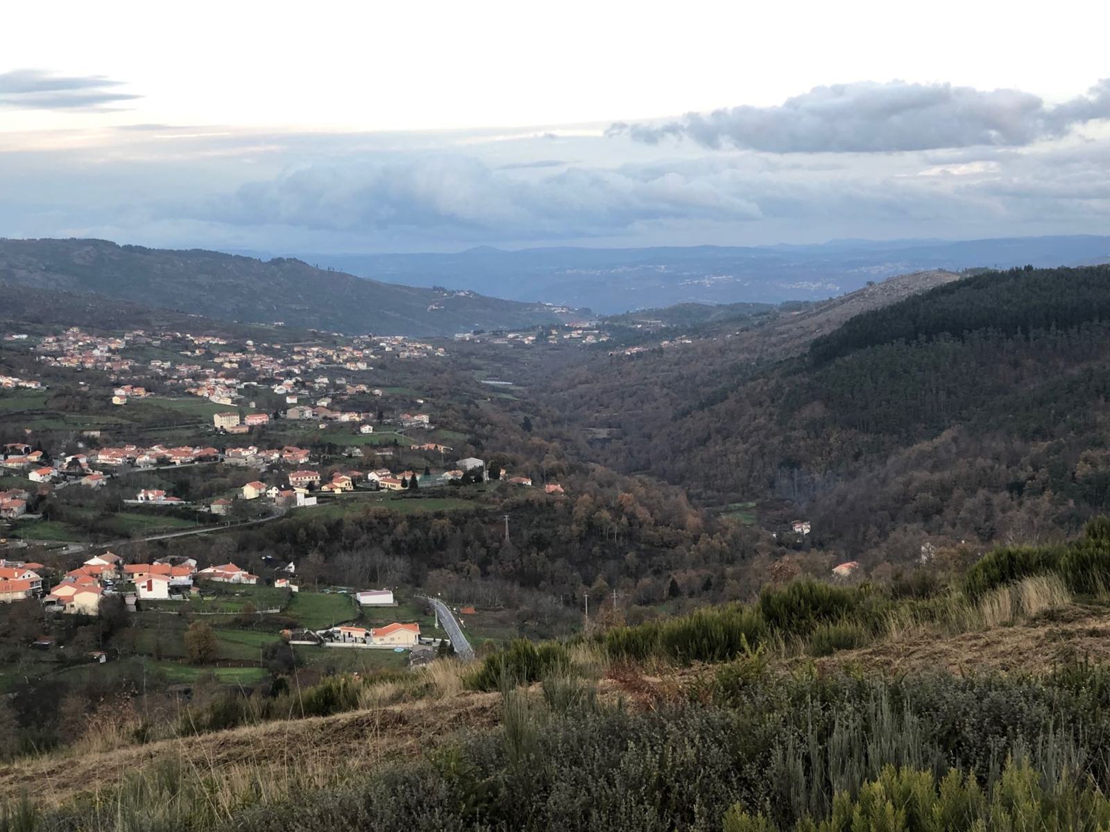 Vale de Magueija visto da serra, com a aldeia e as encostas de souto e floresta
